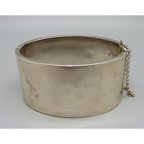 899 - A Victorian silver bangle, Birmingham 1882, 35g, opening 46mm x 59mm