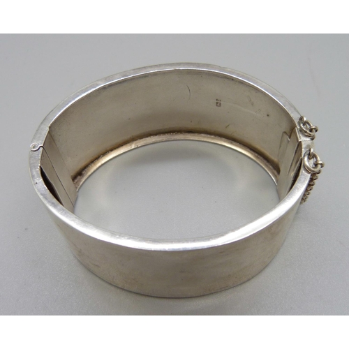 899 - A Victorian silver bangle, Birmingham 1882, 35g, opening 46mm x 59mm