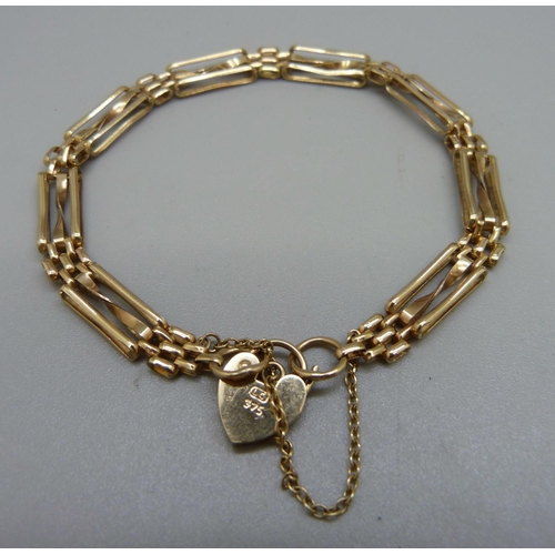 900A - A 9ct gold gate bracelet with padlock fastener, 6.3g