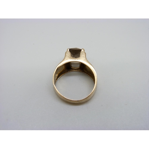 920 - A 9ct gold ring set with smoky quartz, 4.2g, M