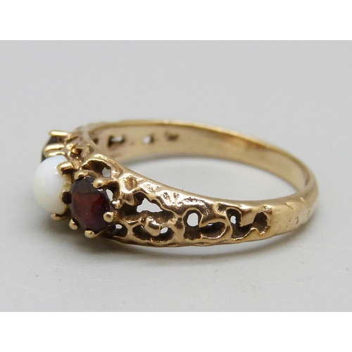 922 - A 9ct gold, garnet and opal ring, 2.8g, O