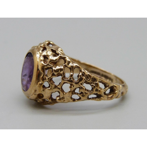 923 - A 9ct gold and amethyst ring, 3.8g, Q