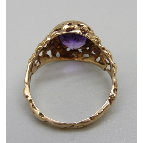 923 - A 9ct gold and amethyst ring, 3.8g, Q