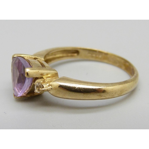 925 - A 9ct gold and amethyst ring, 2.8g, N