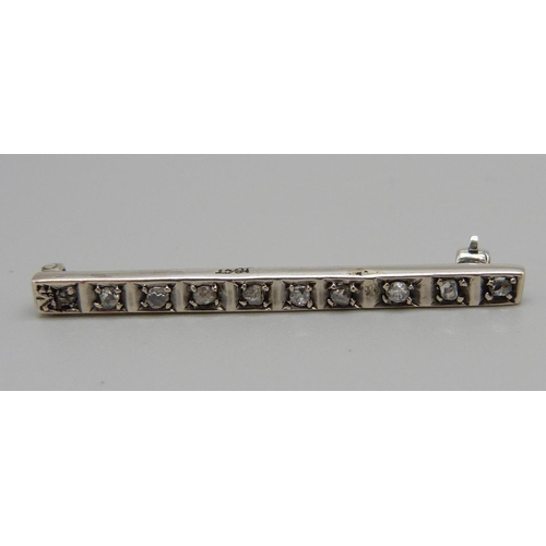 930 - An 18ct gold and rose diamond set bar brooch, 3.4g, in fitted case