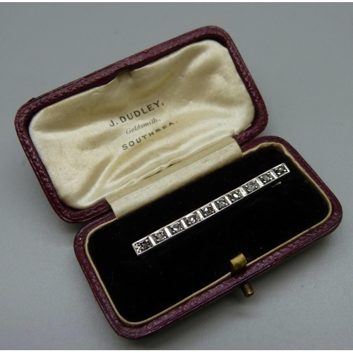 930 - An 18ct gold and rose diamond set bar brooch, 3.4g, in fitted case