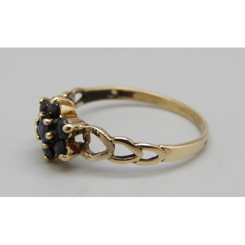 951 - A 9ct gold and sapphire cluster ring, 1.6g, R