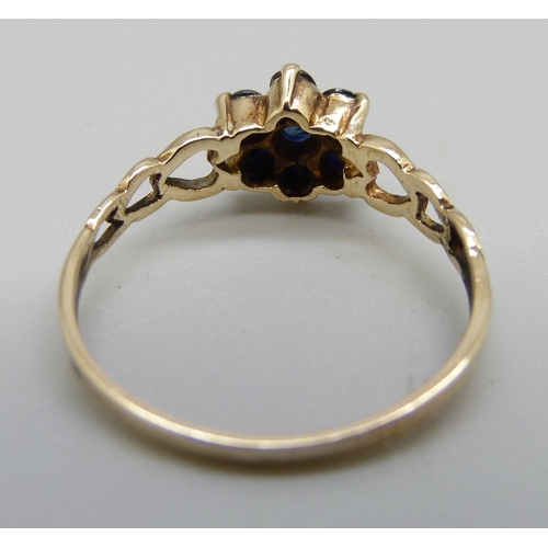 951 - A 9ct gold and sapphire cluster ring, 1.6g, R