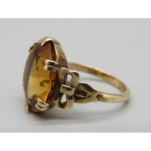 954 - A 9ct gold and citrine solitaire ring, 3.7g, H