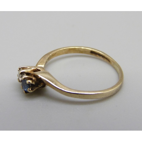 962 - A 9ct gold, sapphire and diamond crossover ring, 1g, F