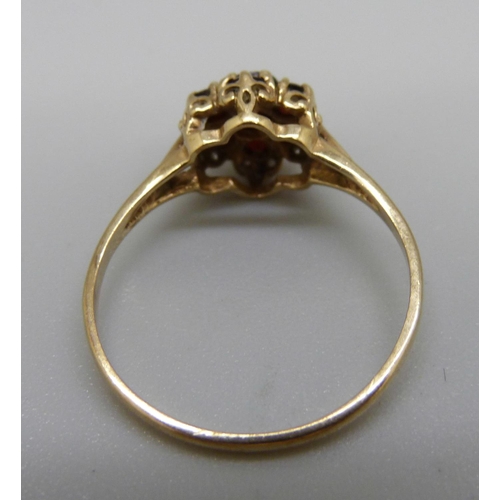 974 - A 9ct gold garnet cluster ring, 1.6g, P