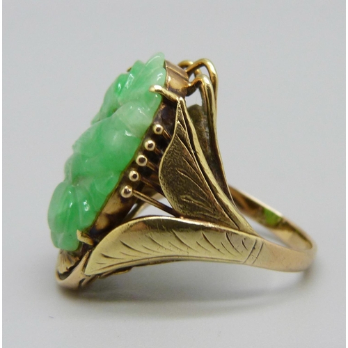 985 - A 14k gold and carved jade ring, 6.4g, L