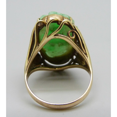 985 - A 14k gold and carved jade ring, 6.4g, L