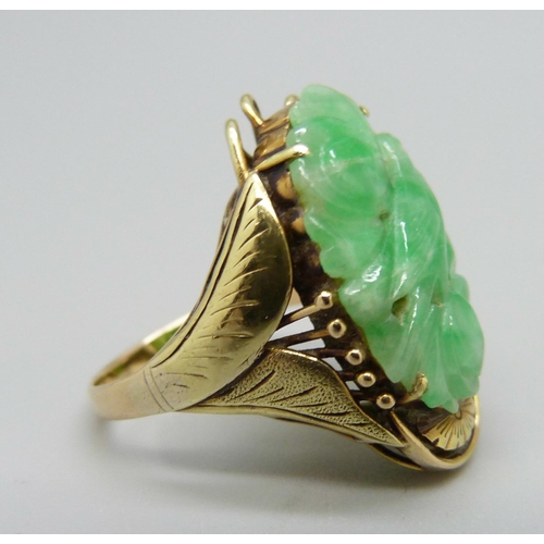 985 - A 14k gold and carved jade ring, 6.4g, L