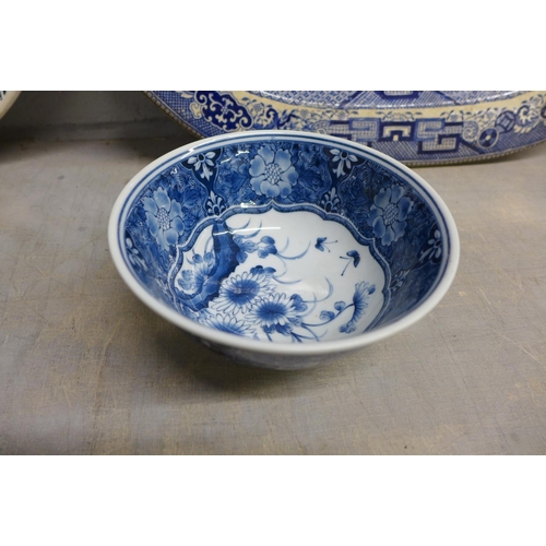 989 - A blue and white Willow Pattern plate, one other and two Chinese bowls **PLEASE NOTE THIS LOT IS NOT... 