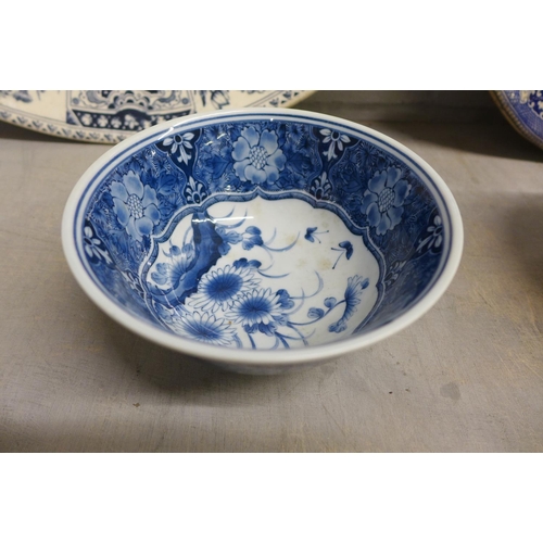 989 - A blue and white Willow Pattern plate, one other and two Chinese bowls **PLEASE NOTE THIS LOT IS NOT... 