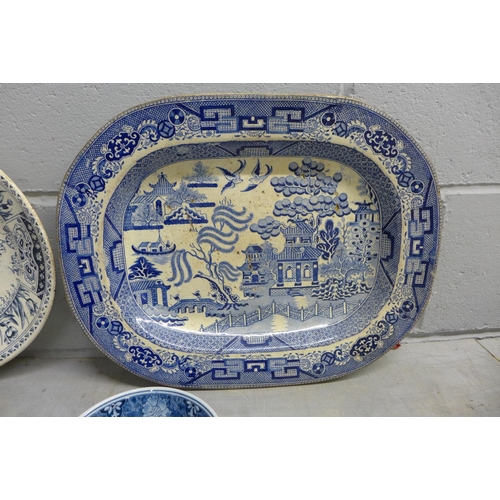 989 - A blue and white Willow Pattern plate, one other and two Chinese bowls **PLEASE NOTE THIS LOT IS NOT... 