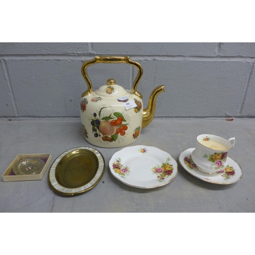 992 - A decorative teapot, a trio and two dishes