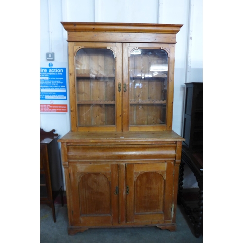 121 - A Victorian pine bookcase