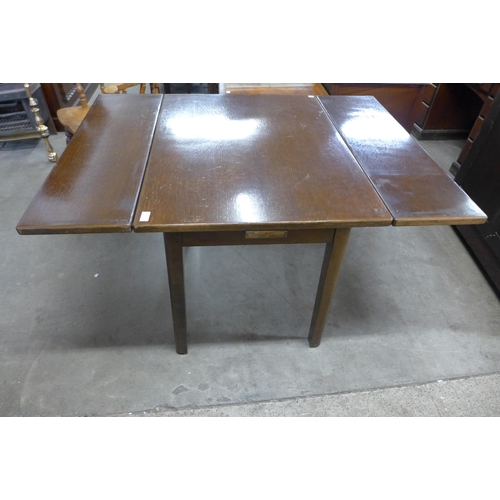 240 - An oak draw-leaf table