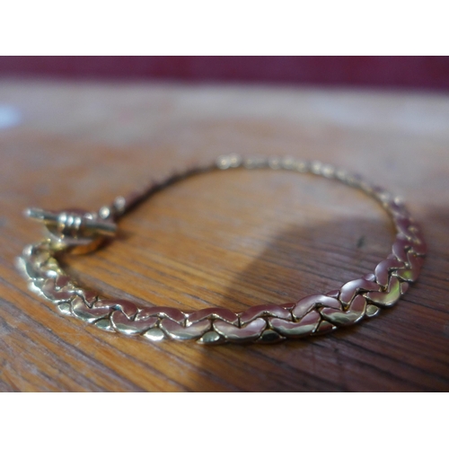 3183 - Ladies Gold Plated T-bar Bracelet (20cm)