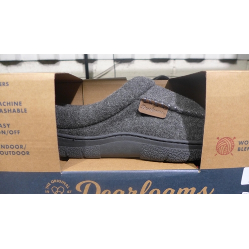 3279 - 3 Pairs of men's Dearfoam clog-style slippers, 1 x M (8-9) & 2 x XL (12 -13) * this lot is subject t... 