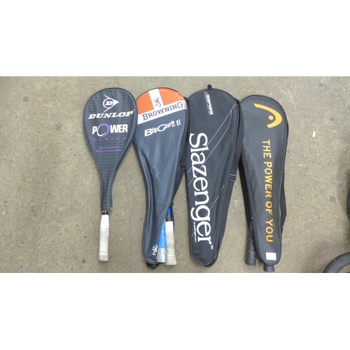 2073 - Quantity of squash rackets with a golf trolley