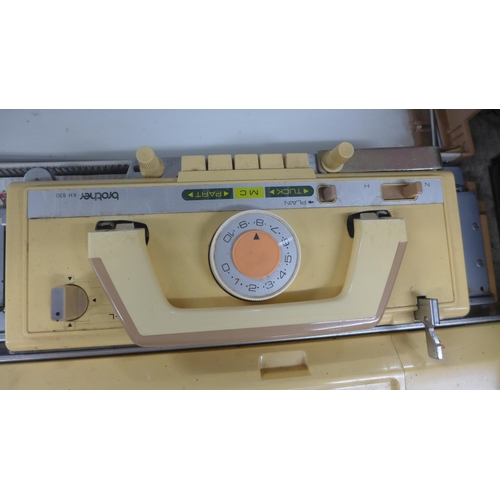 2126 - Brother knitting machine with accessories, wool, etc.