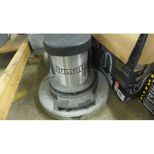 2140 - Floor polisher and VAC King vacuum cleaner *This item is subject to VAT - sold as scrap