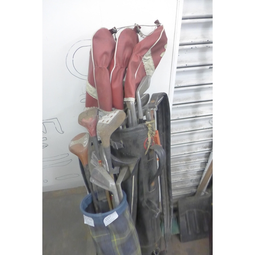 2157 - 2 vintage golf bags and approx. 20 vintage clubs