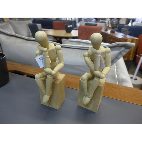 1367 - A set of two thinker wooden effect model men bookends, H 26cms (CRT6721)   #