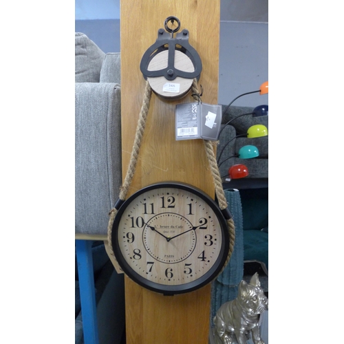 1405 - A hanging rope metal clock (CL218614)   *