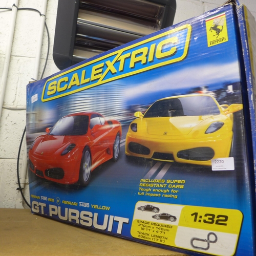 2220 - Scalextric GT Pursuit set with 2 Ferrari F430 cars - W