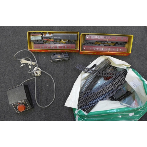 710 - A collection of Tri-ang model rail including locomotives, track and wagons