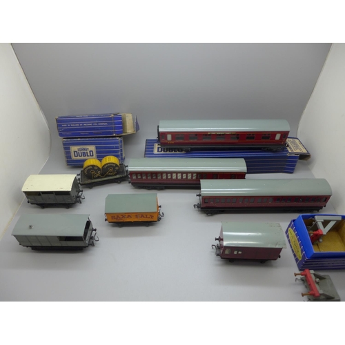 718 - Hornby Dublo 00 gauge track, coaches, wagons and other accessories including D22 corridor coach, hor... 