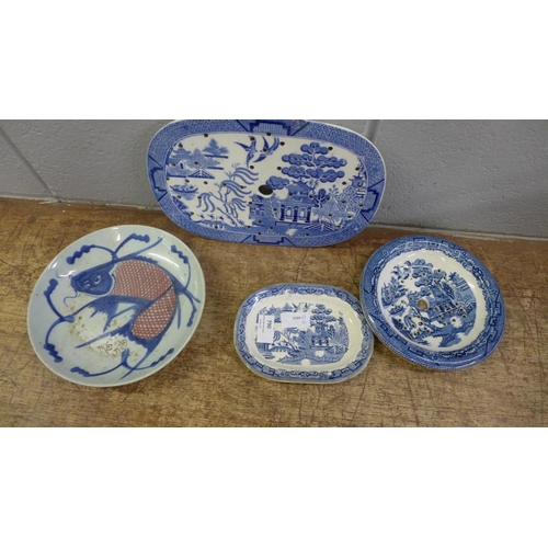 790 - A Chinese dish decorated with a fish, a Willow pattern dish and two drainers, larger drainer a/f