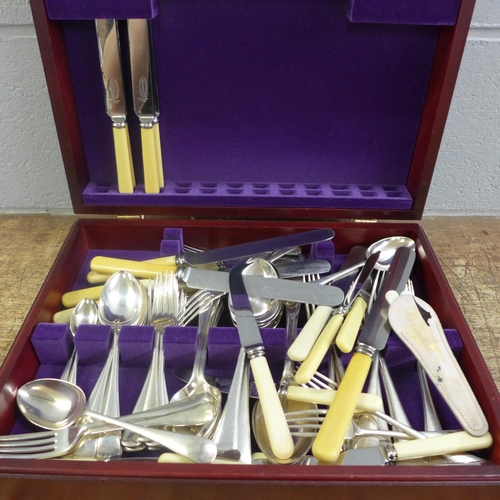 793 - A collection of flatware