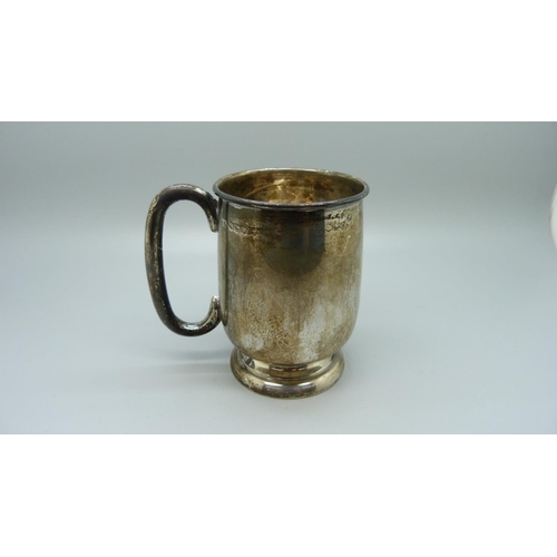 818 - A silver mug with inscription dated March 1955, 186g, 97mm