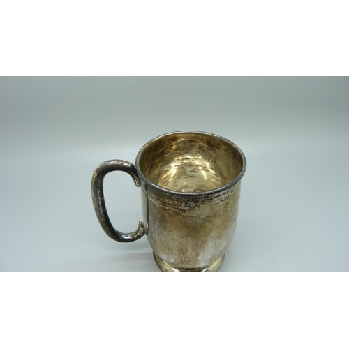 818 - A silver mug with inscription dated March 1955, 186g, 97mm