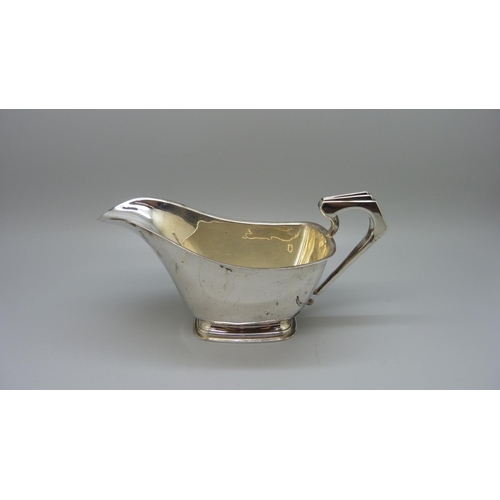 819 - A silver Art Deco sauce boat, Birmingham 1934, 148g