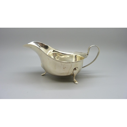 820 - A silver sauce boat, 92g