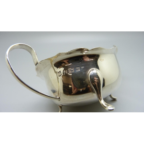 820 - A silver sauce boat, 92g