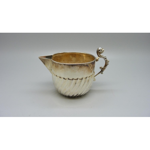 821 - A silver cream jug, London 1897, 58g