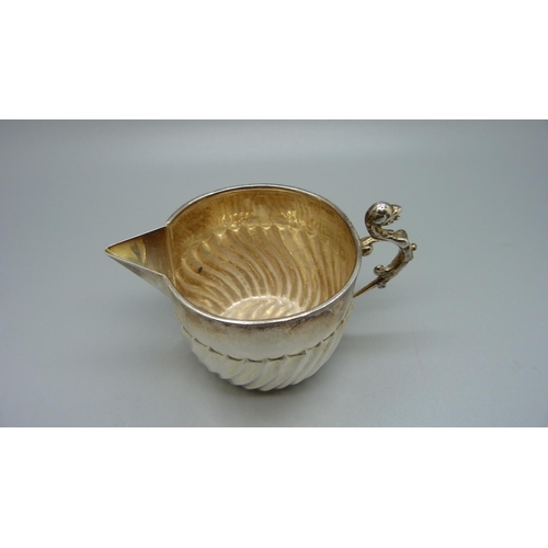 821 - A silver cream jug, London 1897, 58g