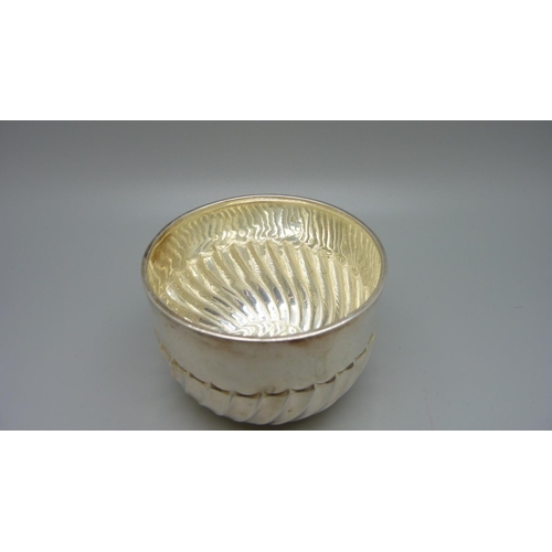 822 - A silver sugar bowl, London 1897, 66g