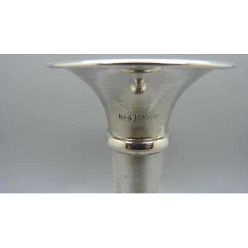 827 - A silver posy vase, 14.5cm