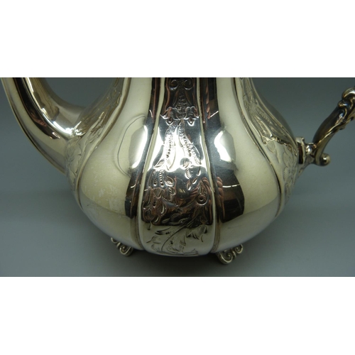 828 - A silver coffee pot, Birmingham 1971, 927g