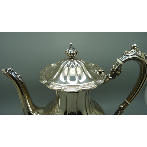 828 - A silver coffee pot, Birmingham 1971, 927g