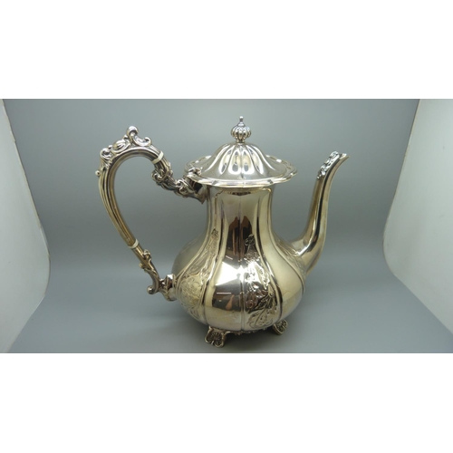 828 - A silver coffee pot, Birmingham 1971, 927g