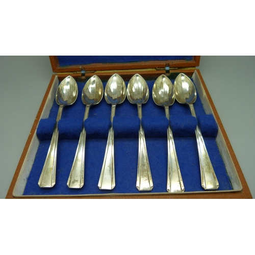 841 - A cased set of six silver grapefruit spoons, 201g